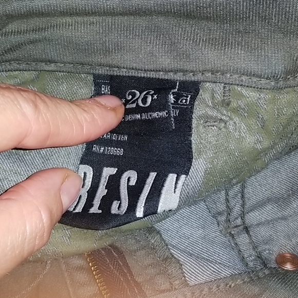 🤞 RESIN 26 🍀 Olive Green Sniper Camo denim shorts 💚 🆓️FREE W/ANY$30BUNDLE❣️ - Picture 7 of 9